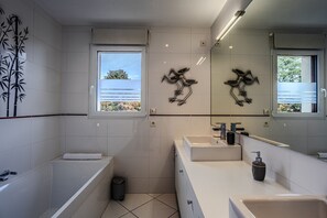 Shower, hair dryer, towels