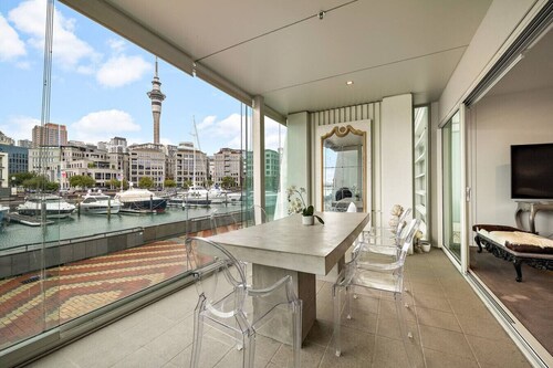 Lighter Quay Waterfront Living at Its Finest 3 Bed