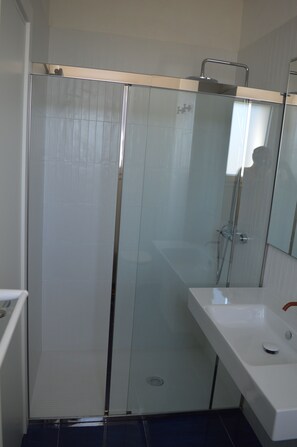 Dusche, Haartrockner, Bidet, Handtücher