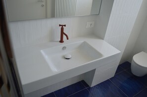 Douche, sèche-cheveux, bidet, serviettes fournies