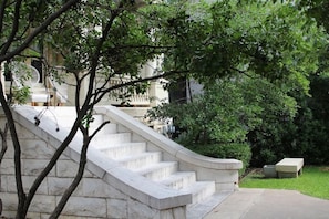 Property grounds - Mansion Queen, Hotel Ella, Historic Elegance, Modern Comforts, Central Location (Austin)