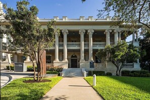 Exterior - Historic Elegance Meets Modern Comfort – Enjoy On-Site Dining & Bar (Austin)