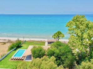 Pool - Beachfront Villa Calypso with private pool (Acharavi)