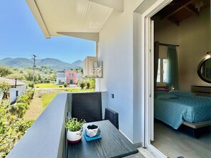 Cuna de viaje, wifi gratis y ropa de cama 