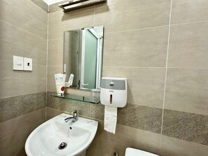 Hair dryer, towels, soap, shampoo - Thu Ha Hotel (Ho Chi Minh City)