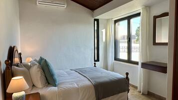 4 bedrooms, iron/ironing board, free WiFi, bed sheets