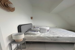 3 bedrooms, desk, free WiFi, bed sheets