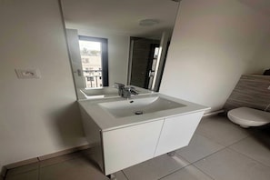 Douche, sèche-cheveux, serviettes fournies