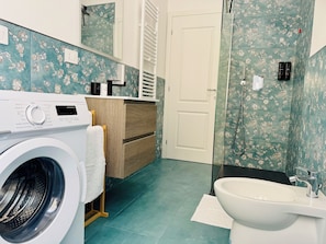 Douche, sèche-cheveux, bidet, serviettes fournies