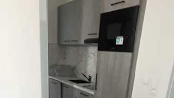Coffee/tea maker, fridge, microwave, stovetop