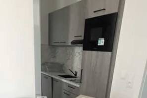 Réfrigérateur, micro-ondes, plaque de cuisson, lave-vaisselle