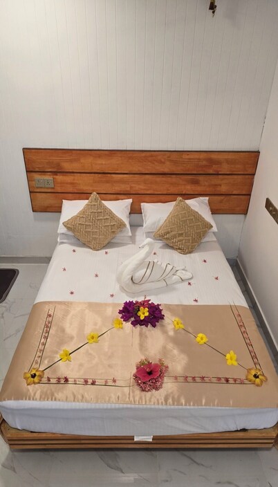 Charming 2-bedroom bed & breakfast in lovely Felidhoo with AC