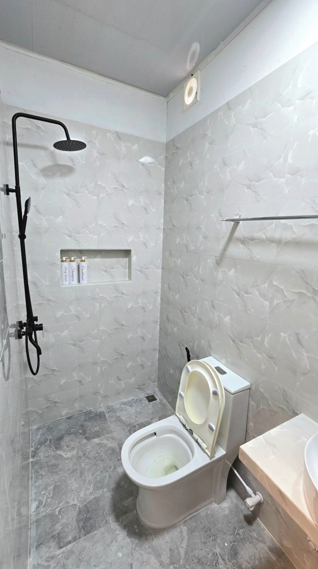 Regadera, secadora de cabello, toallas, papel de baño 
