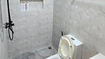 Regadera, secadora de cabello, toallas, papel de baño