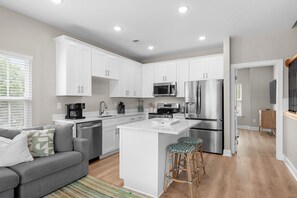 Fridge, microwave, oven, stovetop - DriftMint- Ocean View- Dog friendly, Garage (Myrtle Beach)
