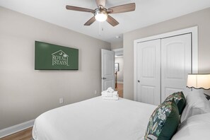 5 bedrooms, iron/ironing board, internet, bed sheets - DriftMint- Ocean View- Dog friendly, Garage (Myrtle Beach)