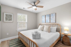 5 bedrooms, iron/ironing board, Internet, bed sheets