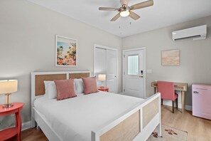 5 slaapkamers, een bureau, een strijkplank/strijkijzer, reisbedje