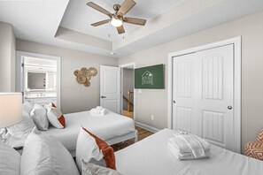5 bedrooms, iron/ironing board, Internet, bed sheets