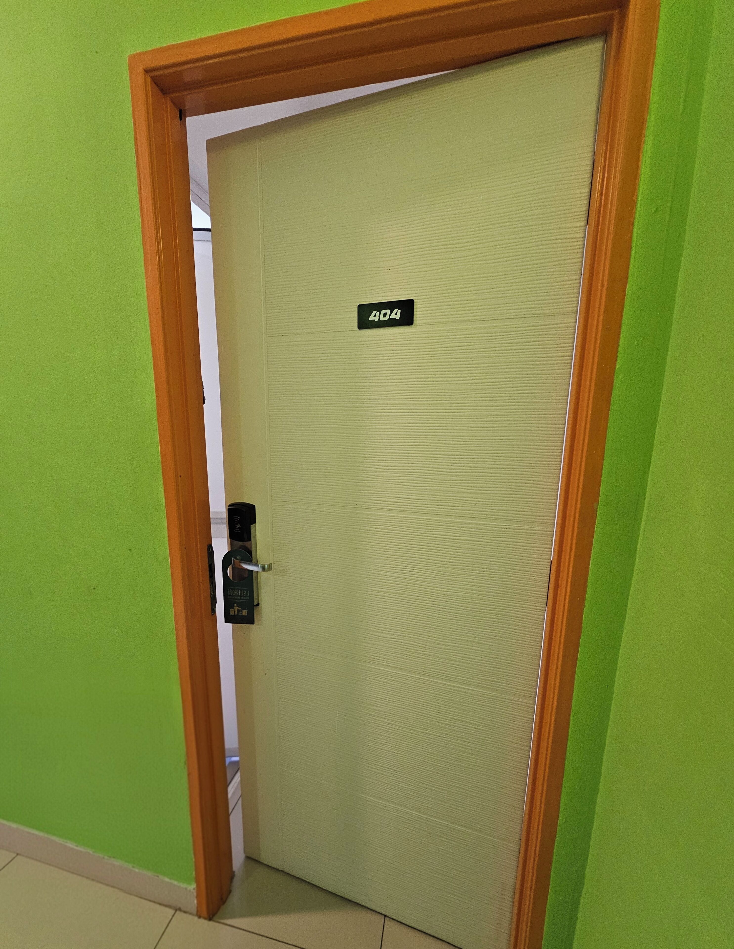 Une porte portant une pancarte « 404 », indiquant un numéro de pièce ou un emplacement.