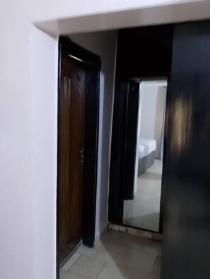 Habitación con 2 camas individuales, balcón, vistas al patio | Wifi gratis
