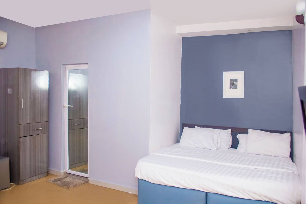 Chambre Simple, balcon, vue cour intérieure