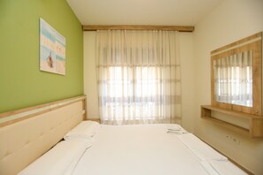 2 bedrooms, iron/ironing board, internet