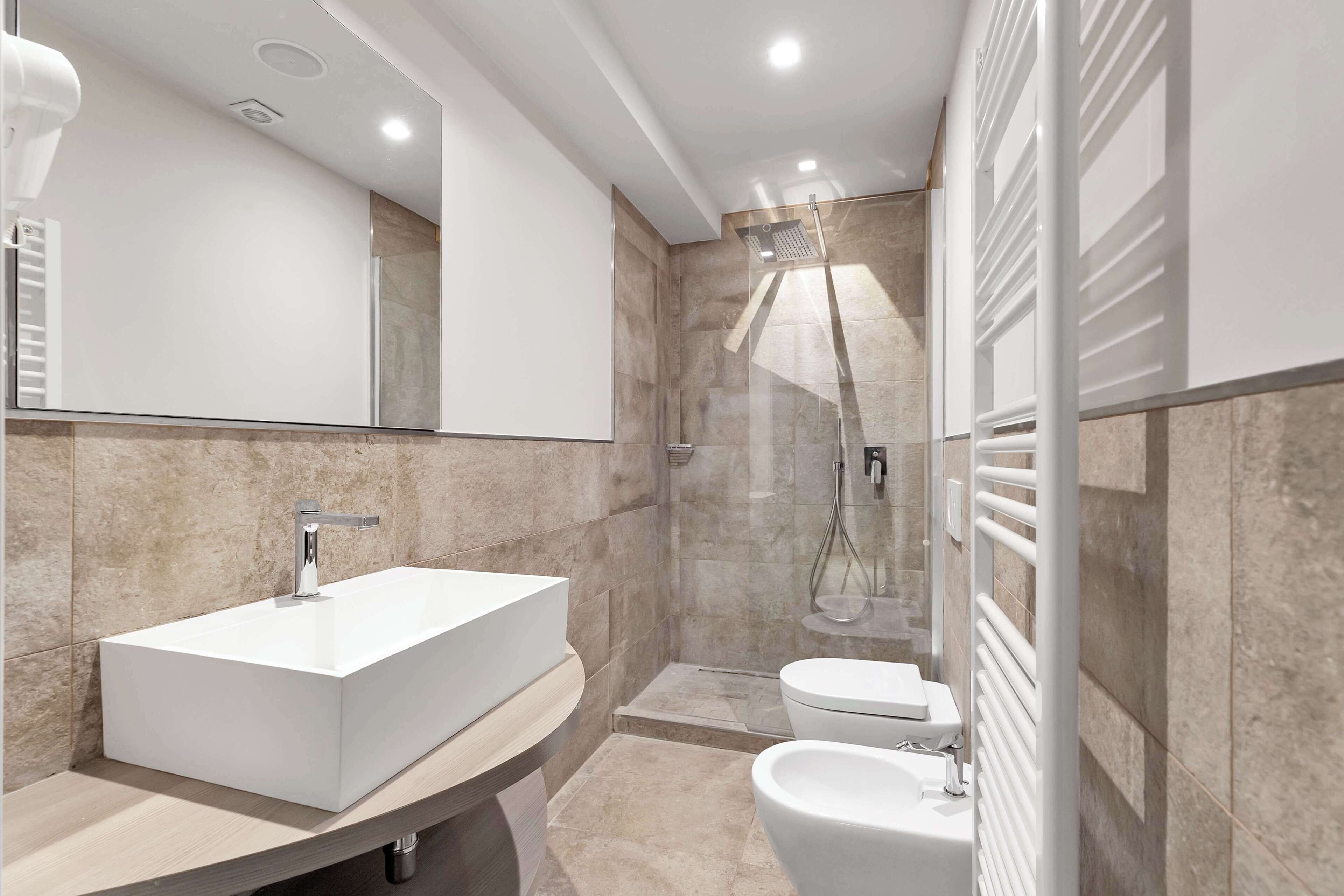 Standaard studio suite, balkon, uitzicht op binnenplaats | Badkamer | Een haardroger, handdoeken, zeep, shampoo