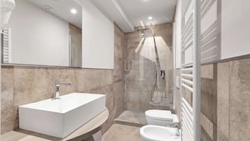 Standaard studio suite, balkon, uitzicht op binnenplaats | Badkamer | Een haardroger, handdoeken, zeep, shampoo