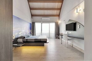 Standard Studio Suite, Balcony, Courtyard View | Peralatan tempat tidur premium, busa memori, peti besi dalam bilik 