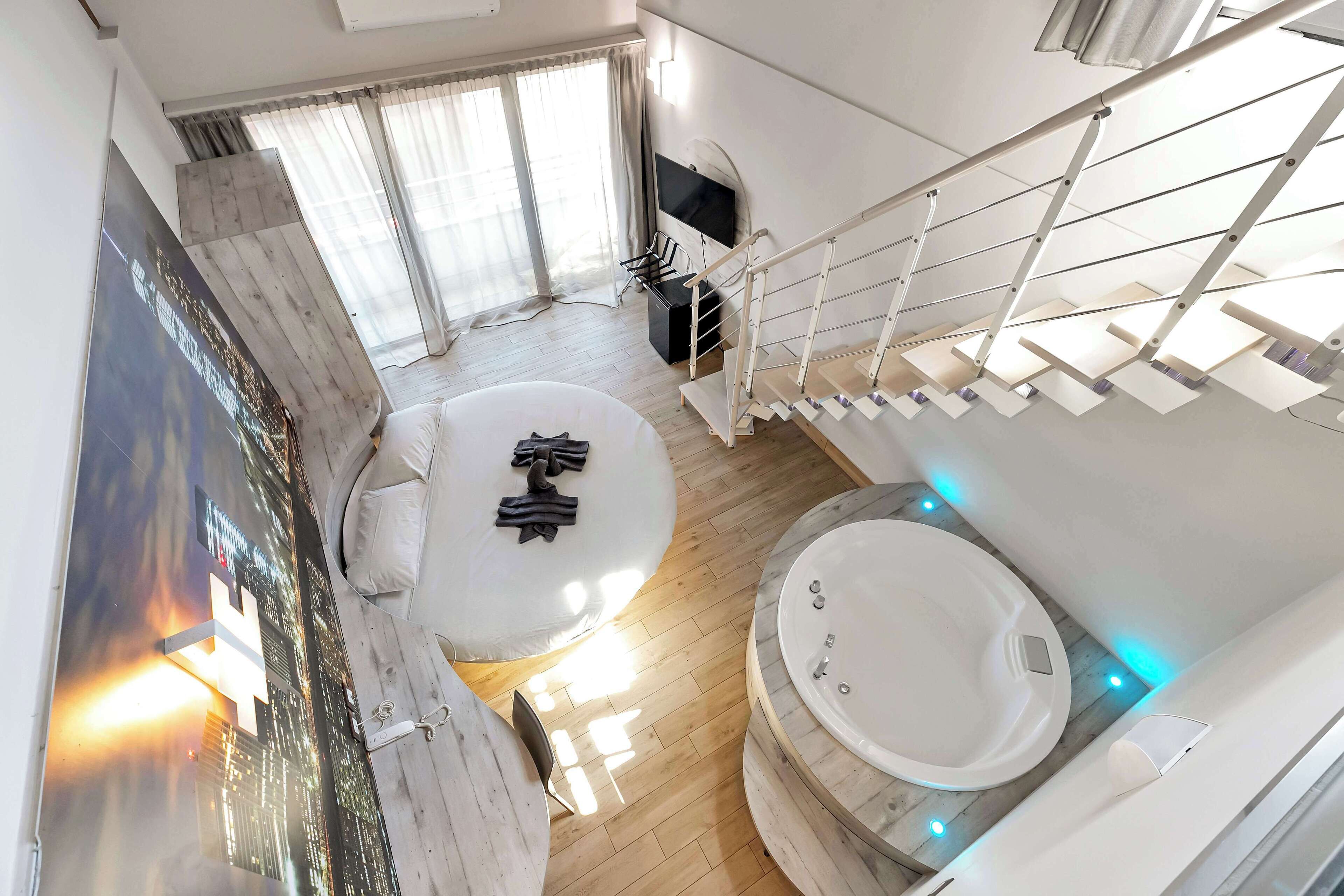 高級寢具、記憶棉床墊、房內夾萬、書桌