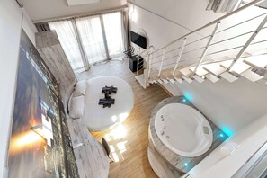 高档床上用品、记忆海绵床垫、客房内保险箱、办公桌