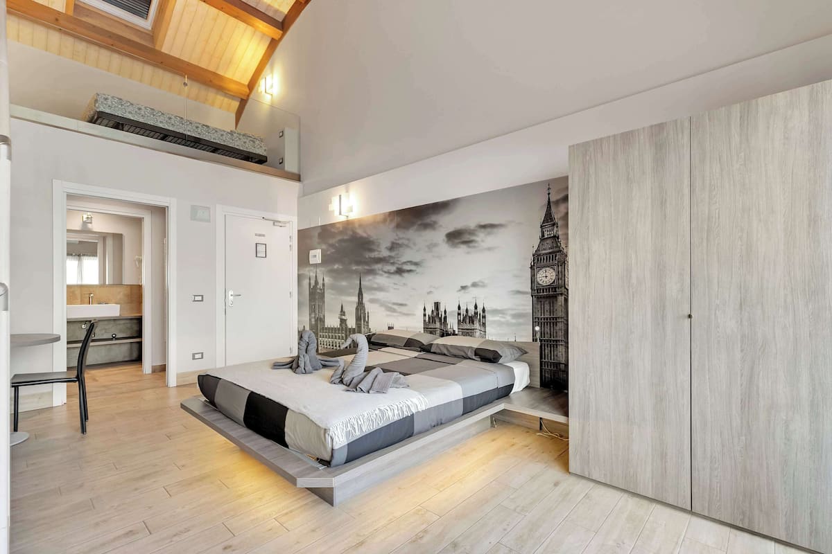 Suite estudio junior, balcón, vista al patio | Ropa de cama de alta calidad y camas con efecto memoria