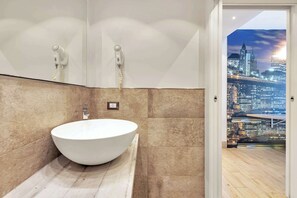 Pengering rambut, tuala disediakan, sabun, syampu 