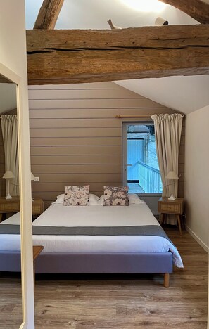 5 bedrooms, desk, iron/ironing board, travel crib