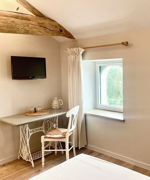 5 bedrooms, desk, iron/ironing board, travel cot