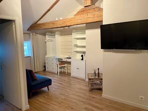 Smart TV, fireplace, books, stereo