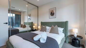 3 bedrooms, desk, iron/ironing board, travel crib