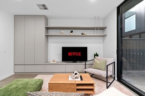 TV connectée, livres, écrans d'ordinateur