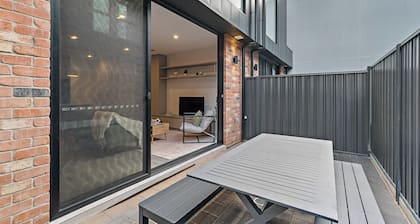 Spacious Family & Group-Friendly 3BR Townhouse with Parking Near Adelaide CBD