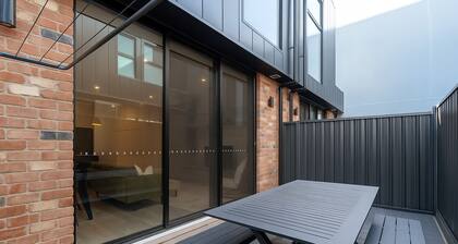 Spacious Family & Group-Friendly 3BR Townhouse with Parking Near Adelaide CBD