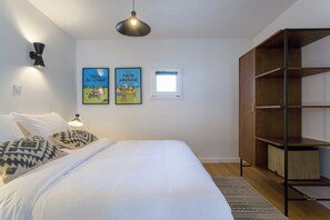 1 habitación, tabla de planchar con plancha y ropa de cama