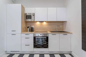 Refrigerador, microondas, placa de cocina, lavavajillas