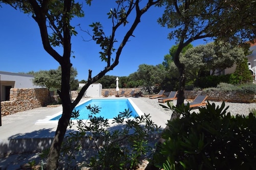 Adorable apartment with private terrace and shared swimming pool in Mandre