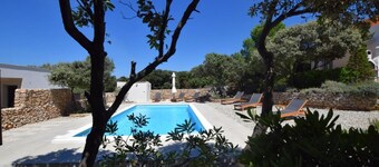 Adorable apartment with private terrace and shared swimming pool in Mandre