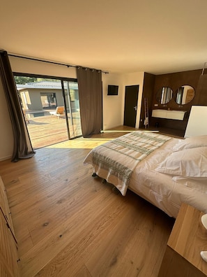 7 bedrooms, iron/ironing board, WiFi, bed sheets