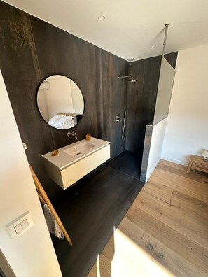 Douche, séchoir à cheveux, serviettes fournies, savon