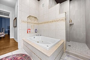 Dusche, Haartrockner, Handtücher, Shampoo