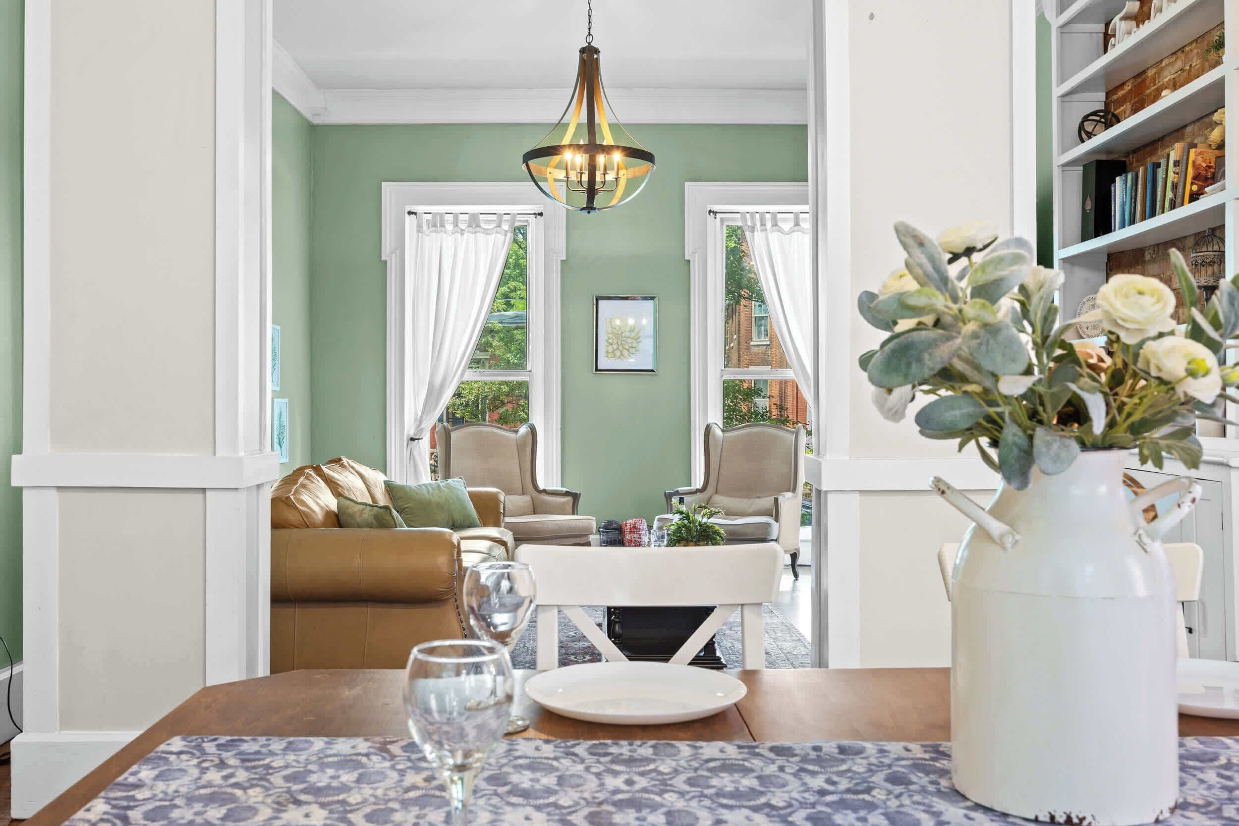 Een televisie, een open haard en een kantoor