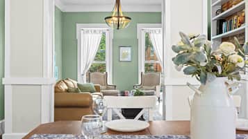 Een televisie, een open haard en een kantoor